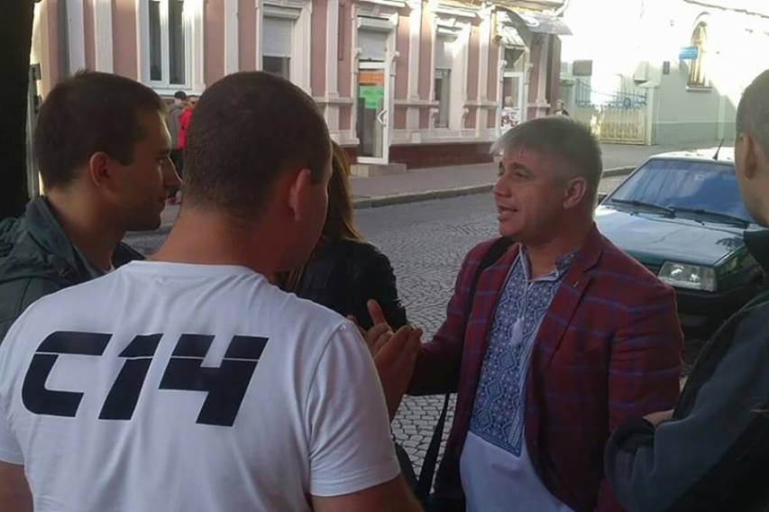 Украинские радикалы начали проводить «воспитательные» беседы с туристами