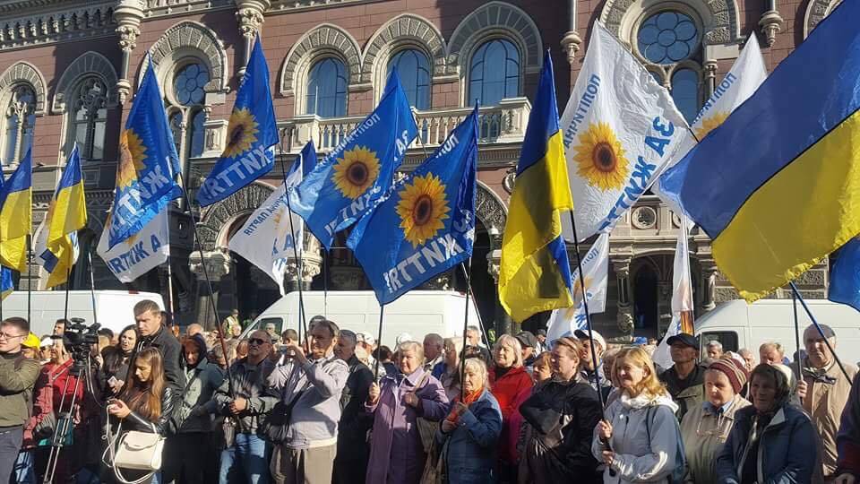 В  Киеве люди требуют прекратить чехарду и круговорот "белок" во власти