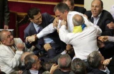 Прямой в челюсть: украинские депутаты устроили жесткую драку на заседании