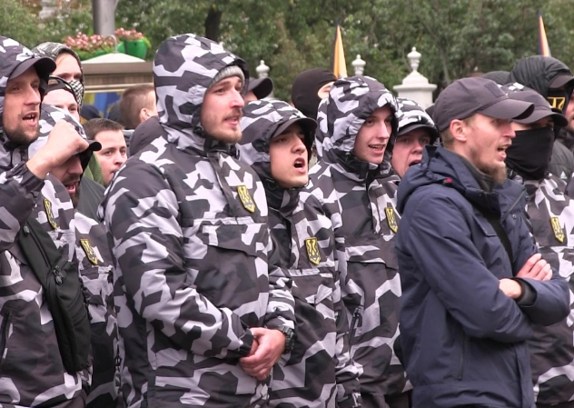 Неонацисты Киева в новенькой форме штурмовиков запугали полицию и парламент