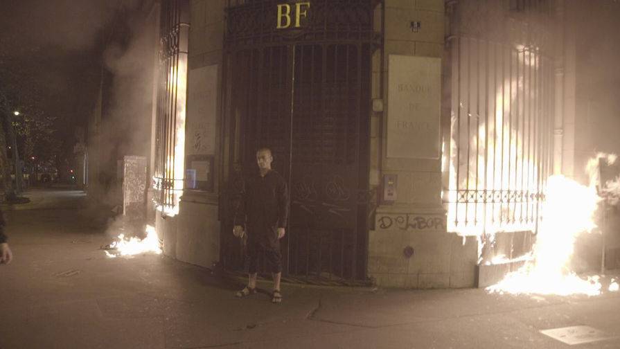 Безумие Павленского: Одиозный художник устроил дерзкую акцию во Франции