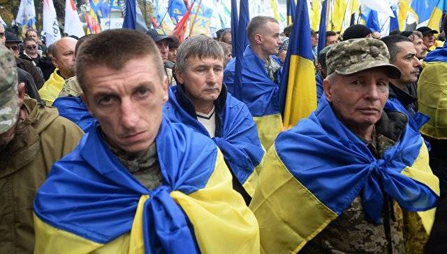 Михомайдан: В центре Киева бьют полицию и ставят палатки
