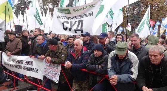 Янукович отдыхает: к Порошенко не смогут пробиться даже на танках
