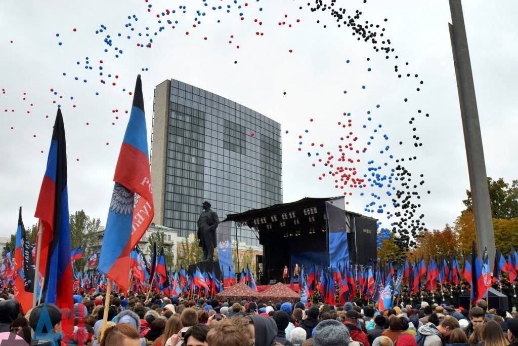 Дончане отметили день флага ДНР
