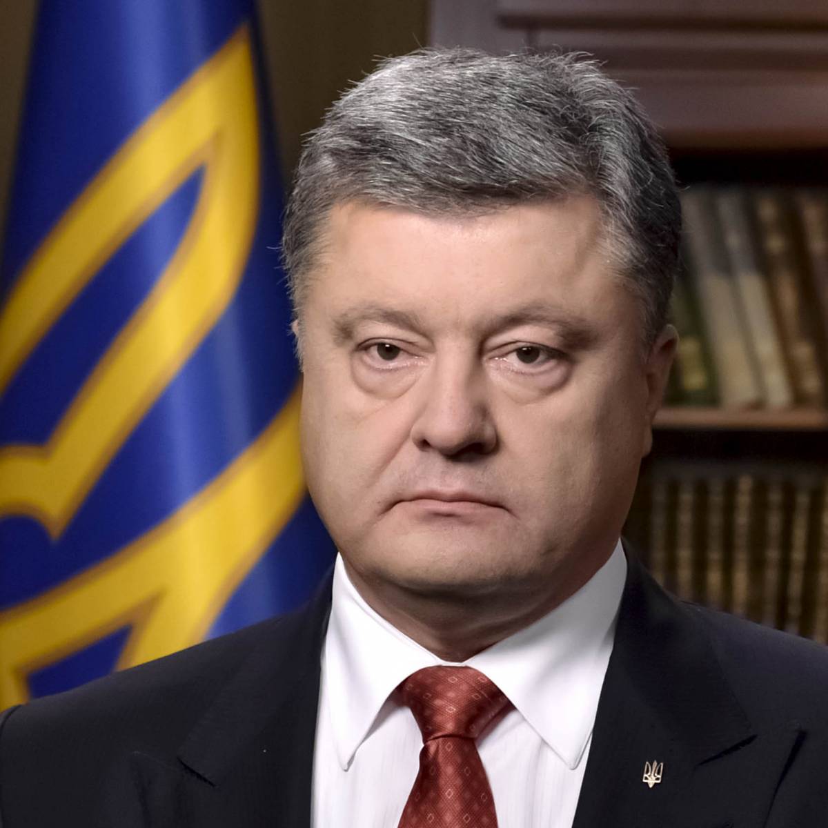 Украинский военный упал в обморок, увидев лицо Порошенко