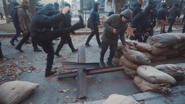 Боевики Азова устроили погром, уничтожив советские декорации в Харькове