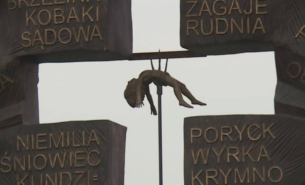 Младенец, нанизанный на тризуб: В Польше отлили антиукраинский памятник