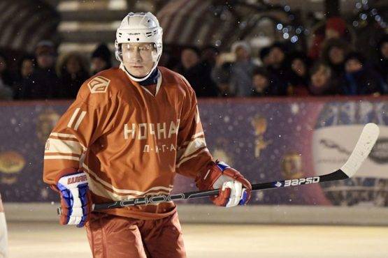 Владимир Путин сыграл в хоккей во дворе. В Кремлевском дворе