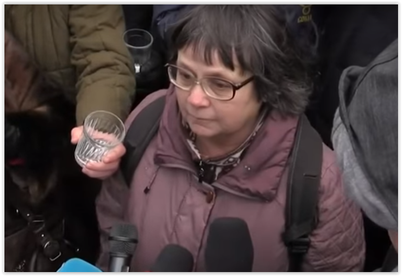 В Киеве националисты издевались над россиянкой, не пуская её на выборы