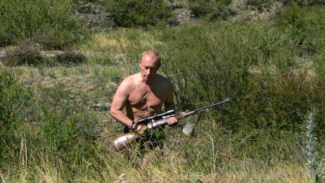 «Бросились искать очки, а он схватил ружье»: как слагают легенды о Путине
