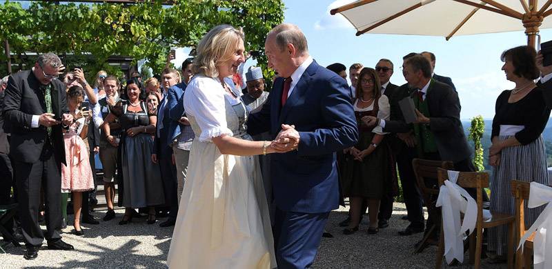 Путин танцует старую синьору Европу