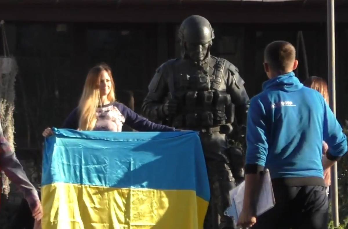 Алена Бардовская проверила отношение крымчан к украинскому флагу