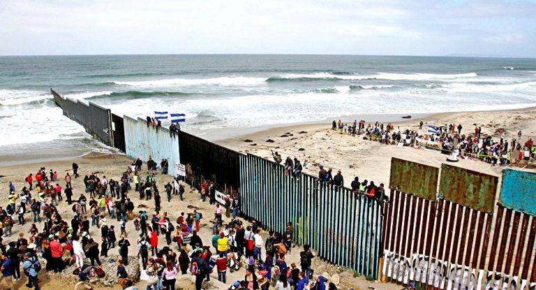 Стена Трампа: на границе тучи ходят хмуро…