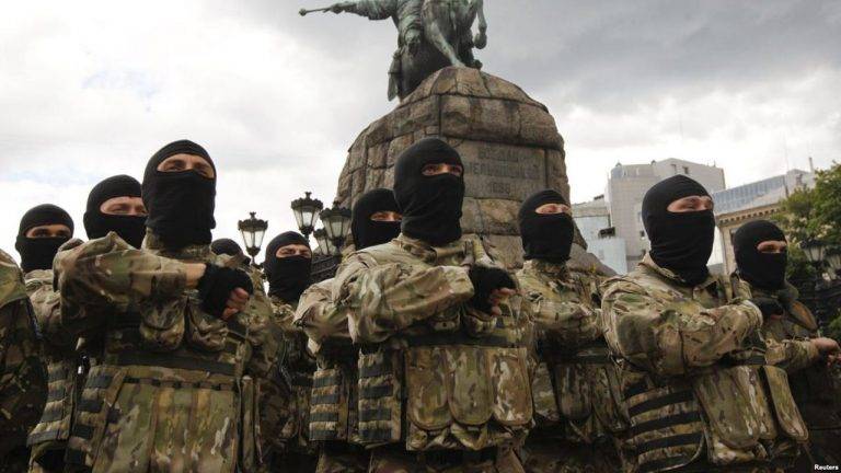Так не доставайся же ты никому: Порошенко отдал Украину на откуп радикалам