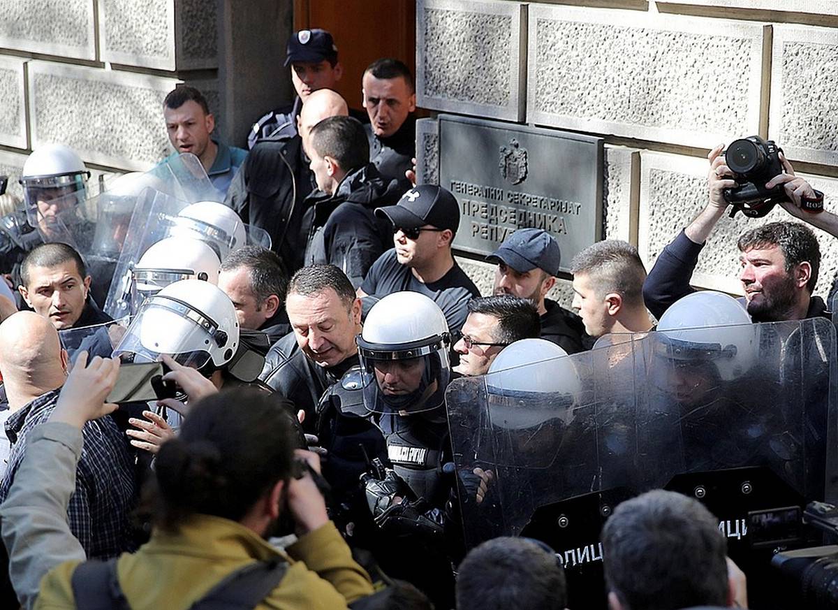Как новые протесты в Сербии разжигают лидеры первой «цветной революции»