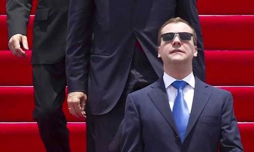 И все-таки опять Медведев? Иначе зачем его нынешний ТВ-бенефис?