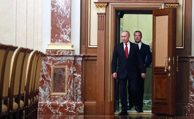 Путин срочной отставкой Медведева спасал свой рейтинг