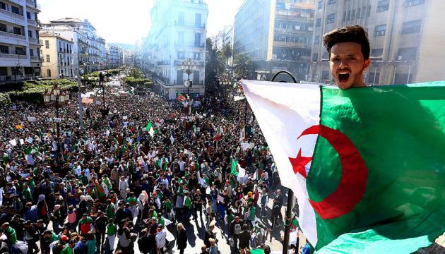 Алжир восстал: народ на сей раз сносит президента вместе с генералами