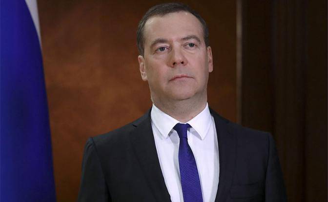 Медведев оседлал лошадь коронавируса и скачет в сторону Кремля