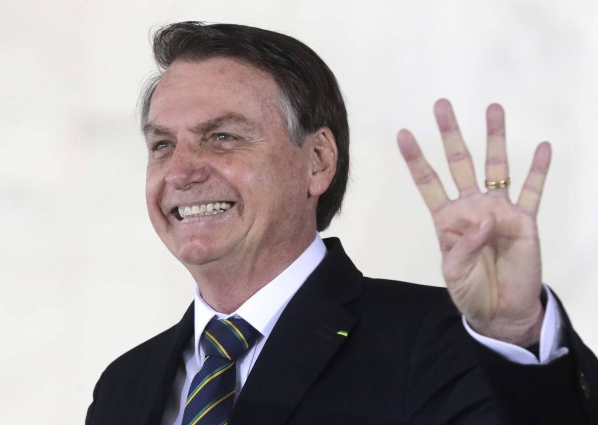 Как в Бразилии относятся к президенту, который не очень-то верит в пандемию