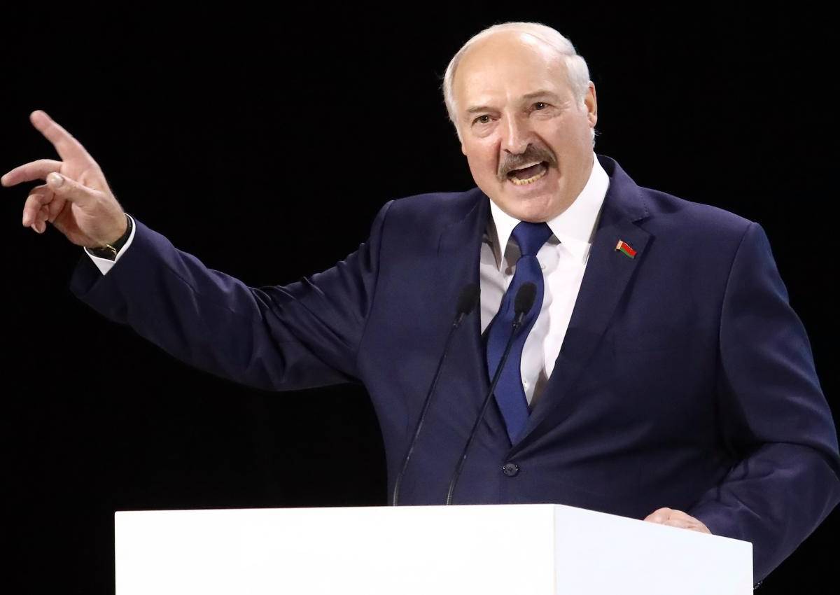 Лукашенко пригрозил правительству отставкой