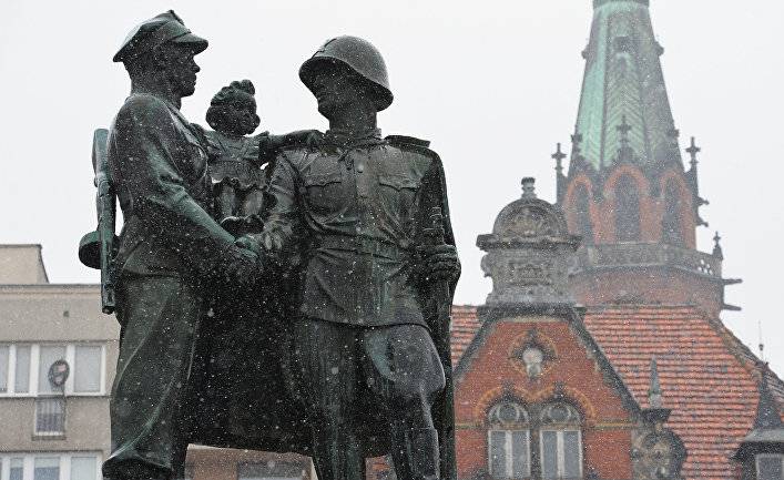 Тревога польских СМИ: Россия не забыла снос памятников советским солдатам