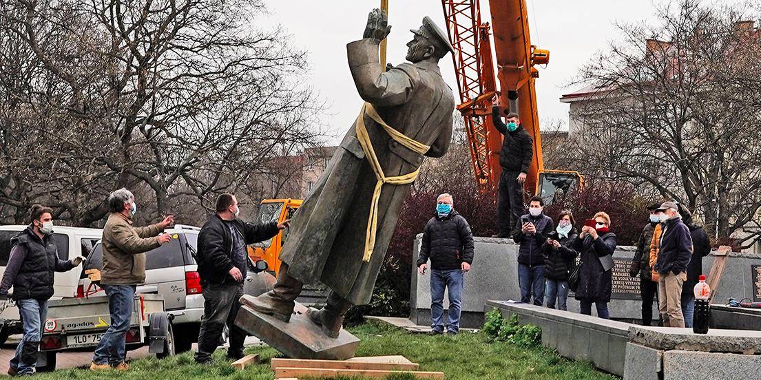 Чехия разгневала Россию: снесенный памятник Коневу отправили на склад