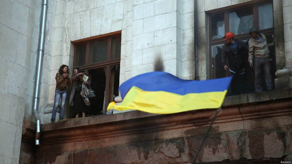 Перед Днём Победы на Украине срывают государственные флаги