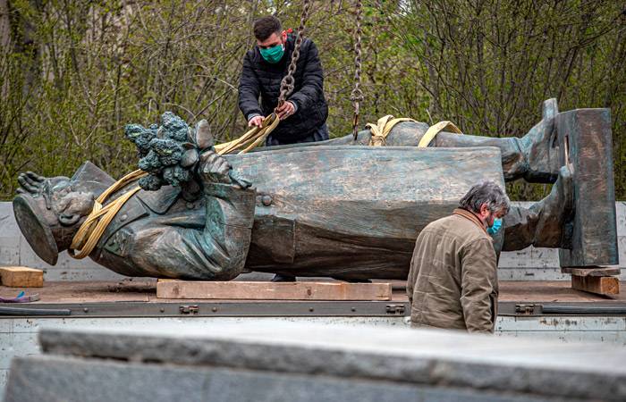 Politico: Чехия осуждает снос памятника Коневу в Праге