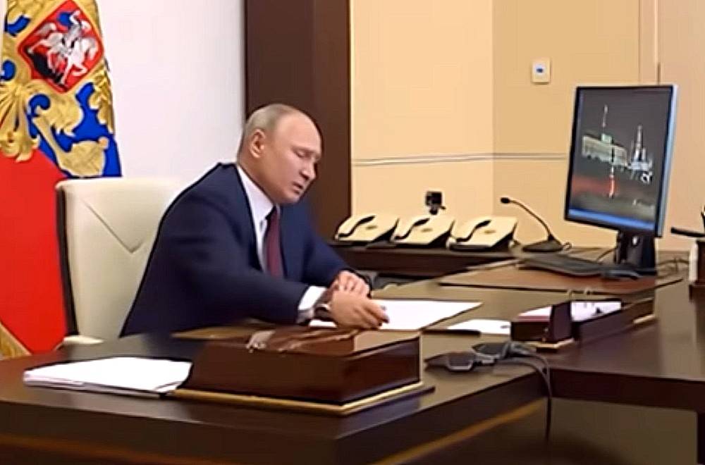 «Путин швырнул ручку, это указывает на кризис в России»