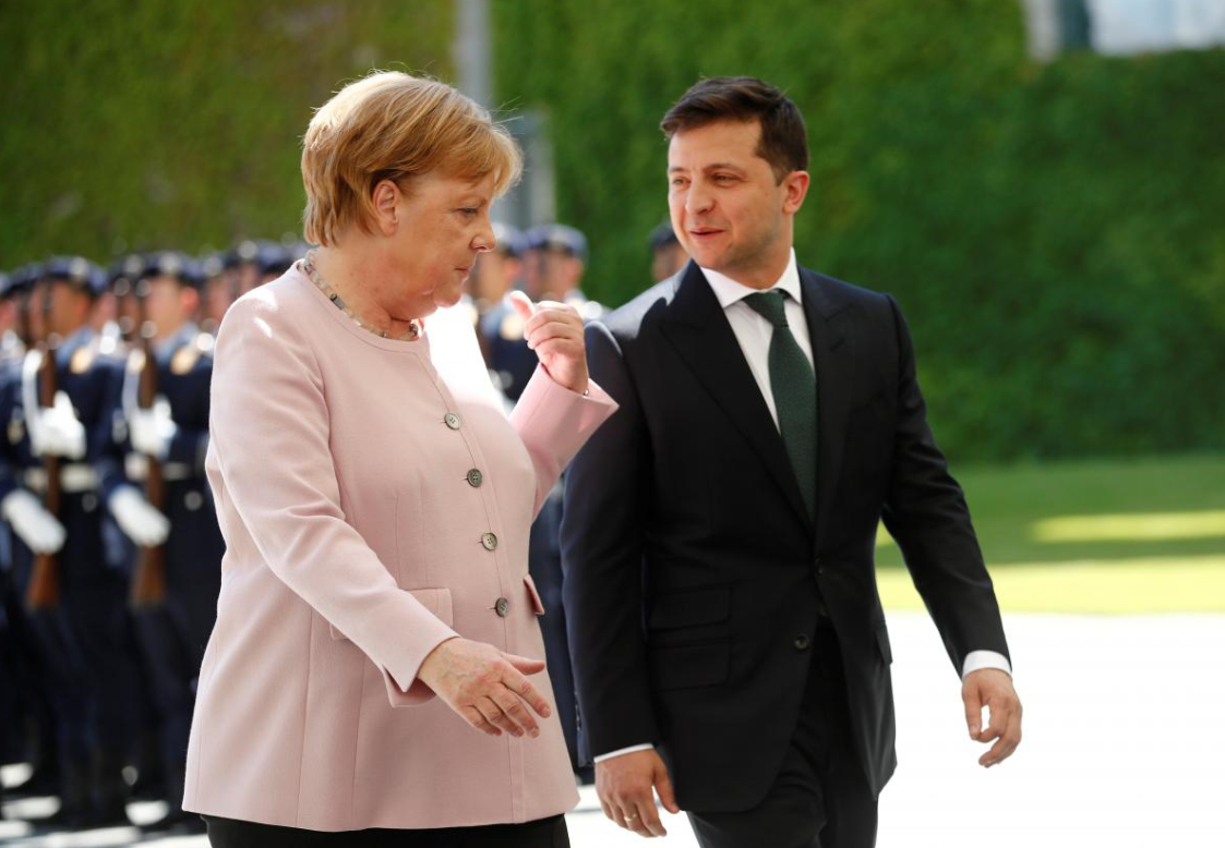 Меркель смирилась с российским Крымом, но хочет вернуть Украине Донбасс