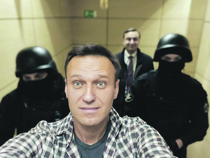 Россия умело обходит провокации Запада: навальнисты "сорвались с катушек"