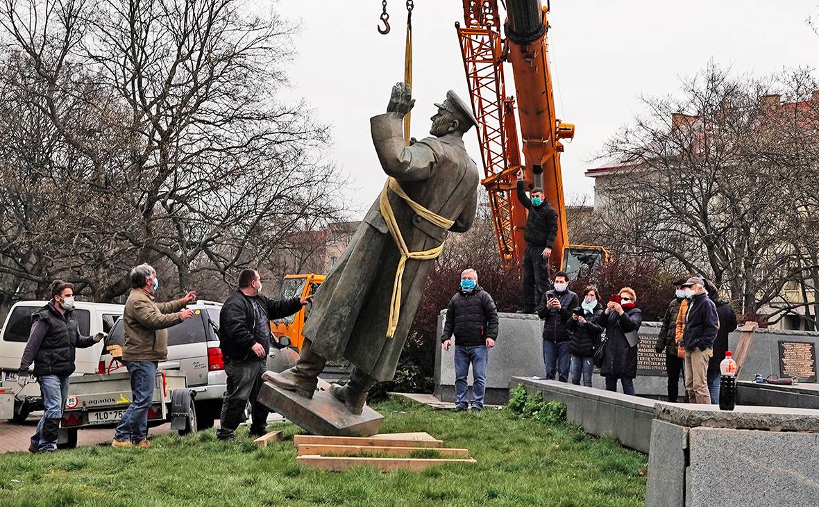 Снос памятника Коневу: западные СМИ надумали обелить скандал