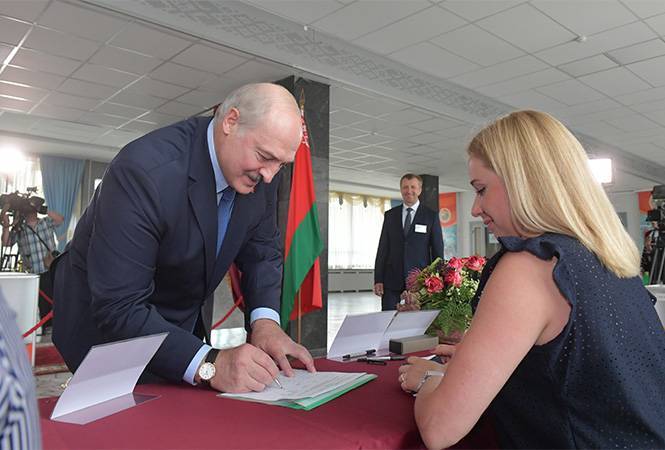 Лукашенко заигрался в любимцы народа