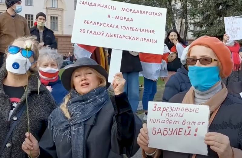 Как Лукашенко может усмирить протестующих, изменив конституцию страны