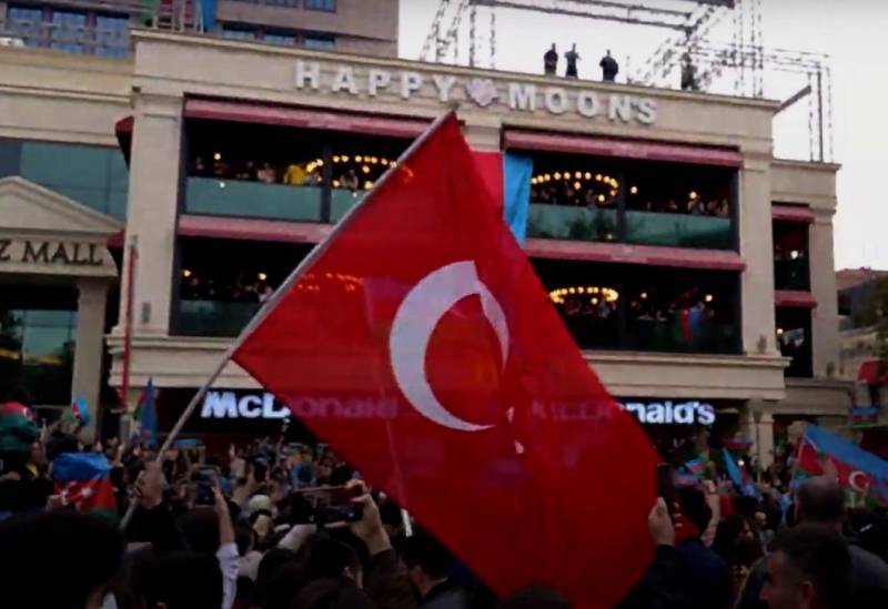 В Баку - турецкие флаги, а флагов РФ не видно ни там, ни в Ереване