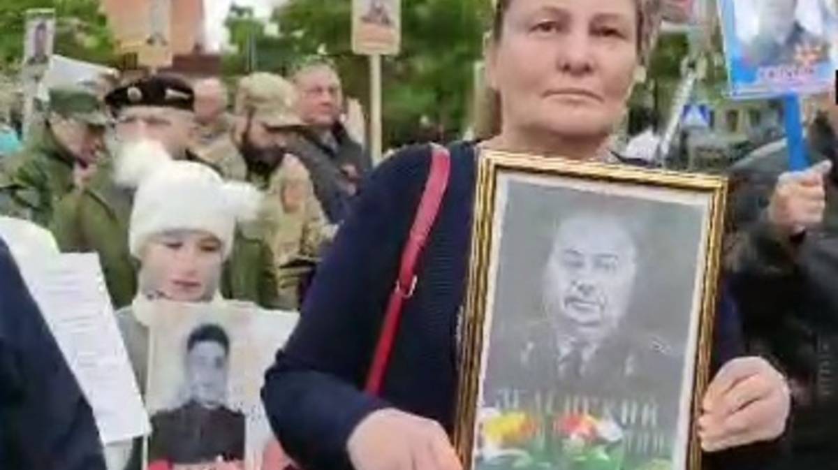 Дед президента Владимира Зеленского в "Бессмертном полку" в Донецке