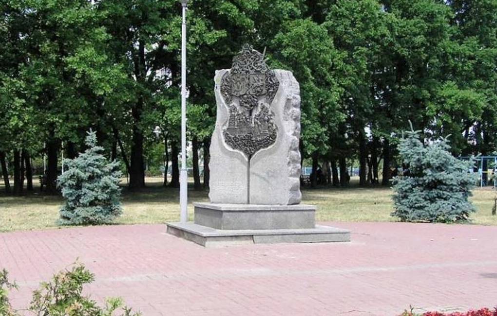 Очередной скандал: памятник дружбе с Москвой снесли в Киеве