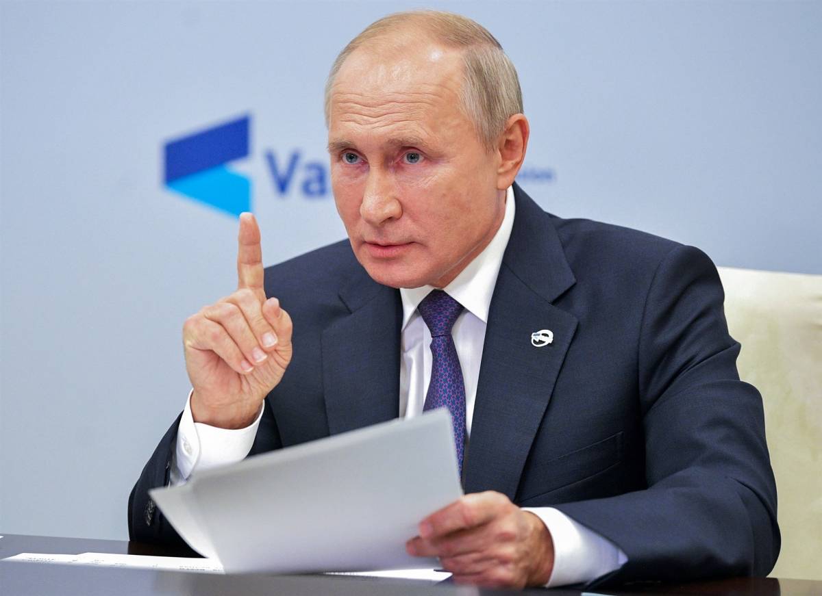 Рейтинг президента Путина упал до минимума