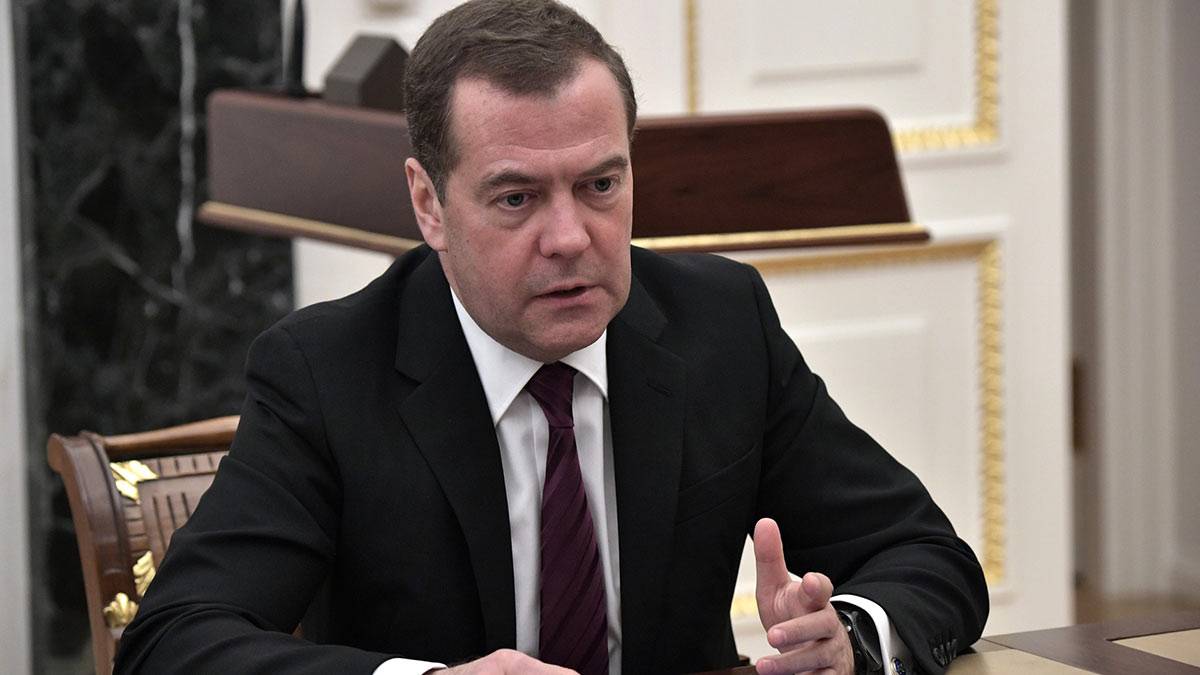 Медведев призвал не рассчитывать на скорое снятие санкций с России
