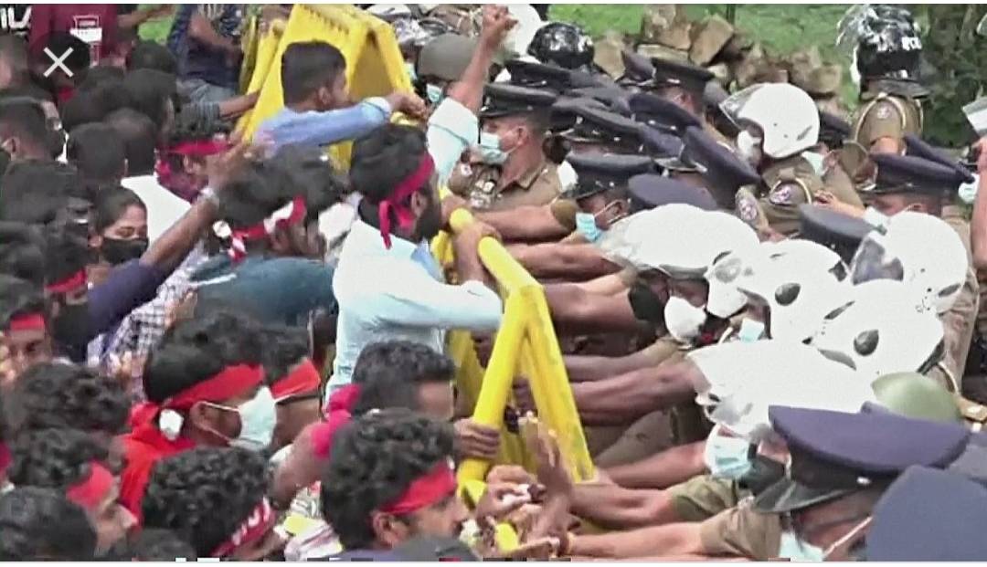 На Шри-Ланке демонстранты прорвались в президентский дворец
