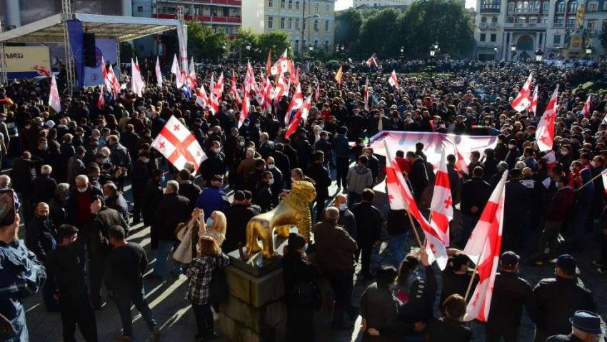 Следы грузинских протестов ожидаемо тянутся на Украину