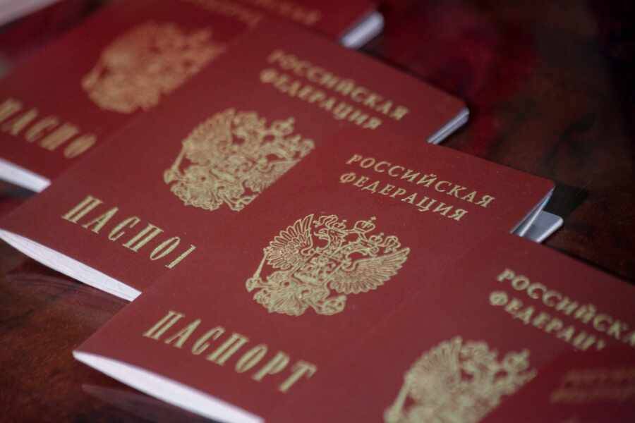 Киевская верхушка запуталась в вопросе российских паспортов