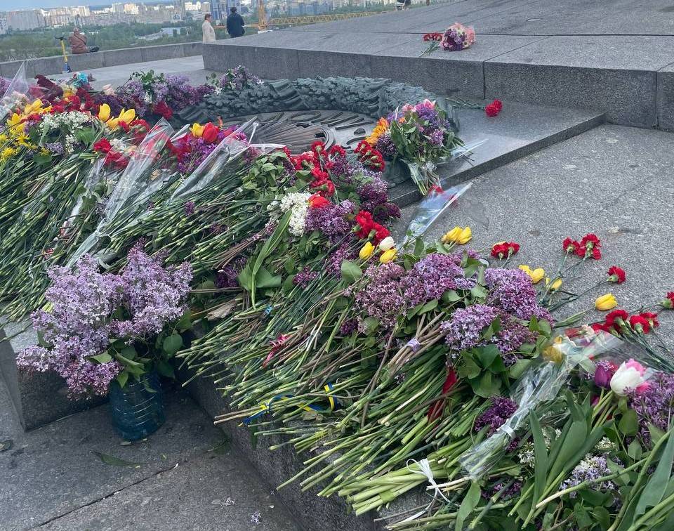 Зеленский отменил День Победы, но не народную память