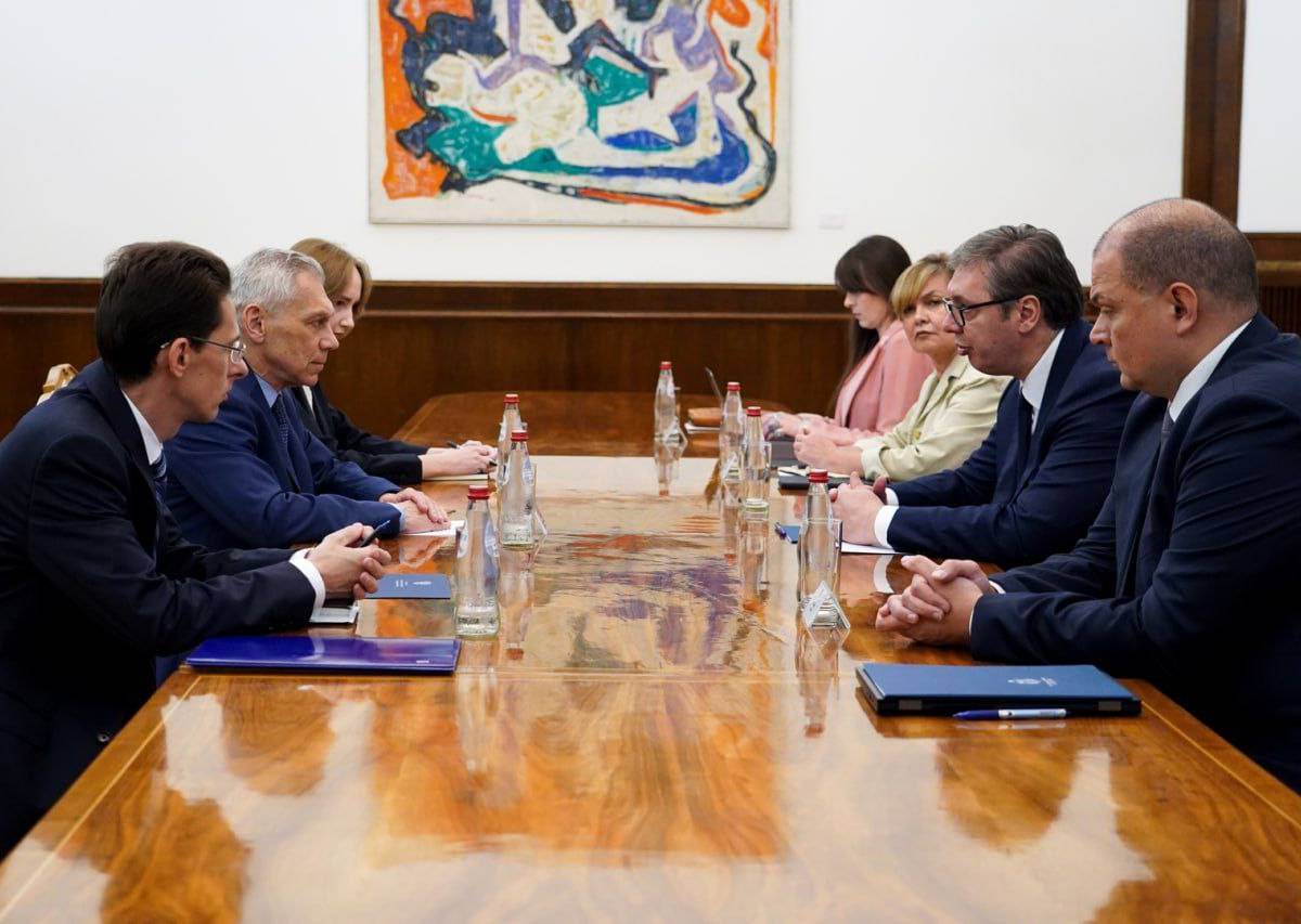 Вучич обсудил ситуацию в Косово с послом РФ