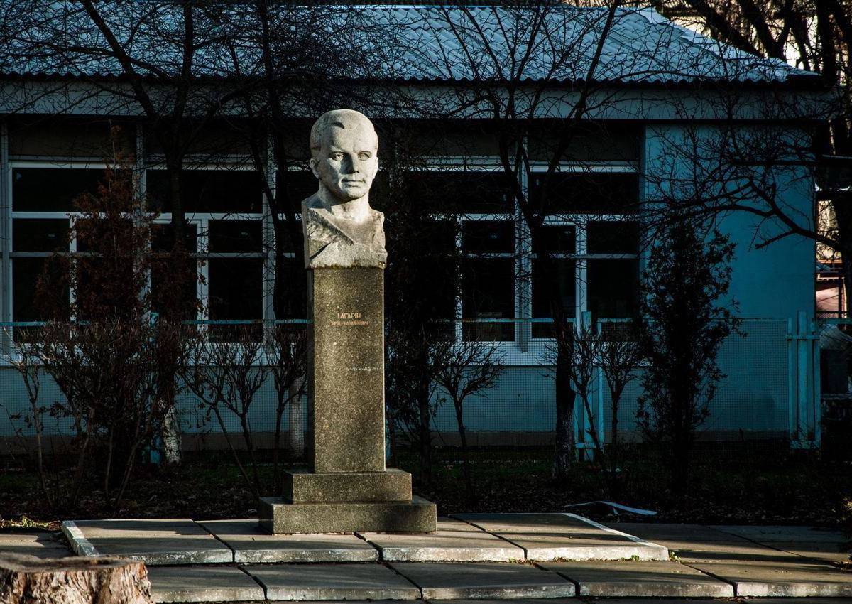 На Украине снесли памятники Юрию Гагарину и Антону Макаренко