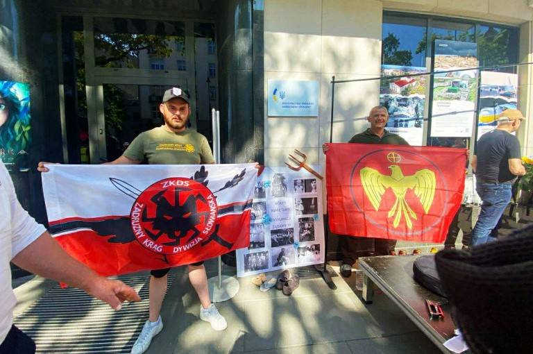 Поддерживая бандеровцев, Польша требует от Киева покаяться за них