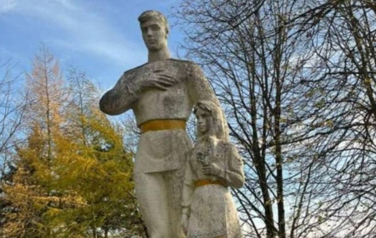 Глубинный украинский народ не даёт вандалам от власти сносить памятники