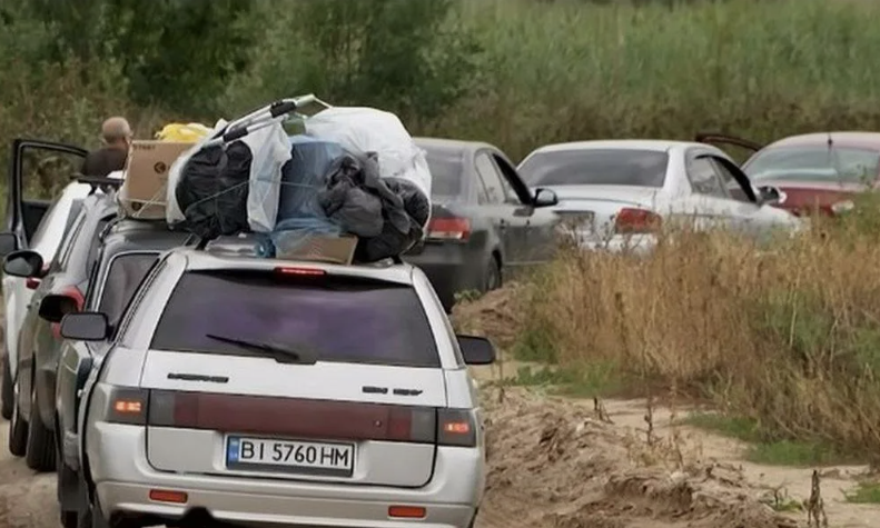 Украинцы бросают машины и бегут из страны