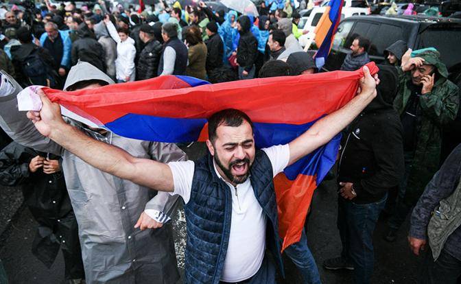 Недовольные сдачей территорий армяне идут свергать Пашиняна